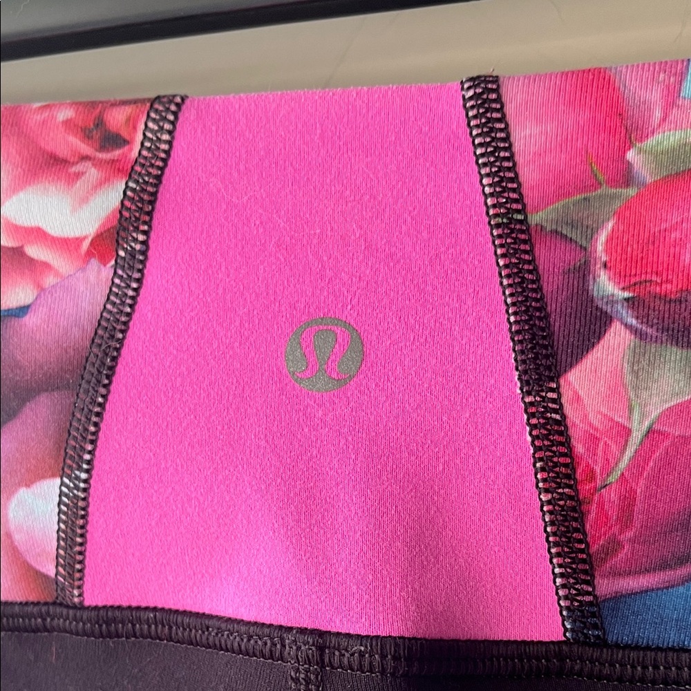 Lululemon Capri Black Floral Print Mid Rise Legging Size 6 - Picture 2 of 9